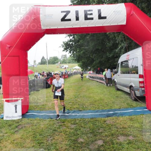 21.06.2025 - 27. Vierlanden-Triathlon MichiJ http://msf.ph/oto/8049289 15.06.2026 14:24:17 Ziel 1229 meine-sportfotos.de
