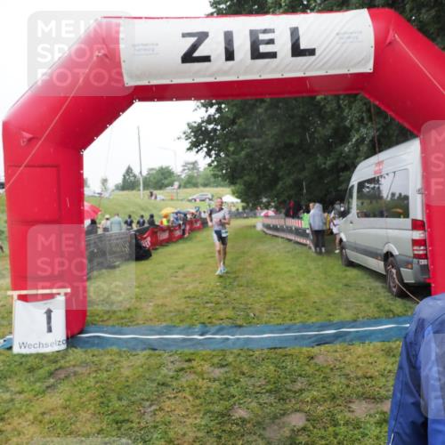 21.06.2025 - 27. Vierlanden-Triathlon MichiJ http://msf.ph/oto/8049326 15.06.2026 14:24:34 Ziel 1258 meine-sportfotos.de