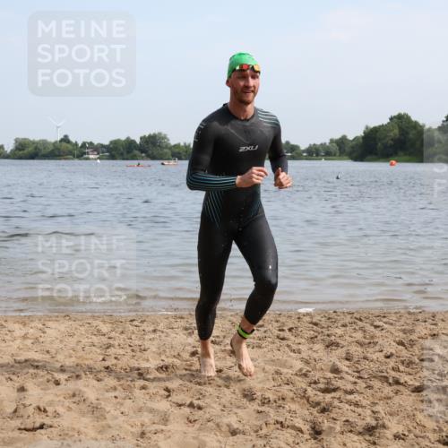 15.06.2025 - 27. Vierlanden-Triathlon Lena Gebhardt http://msf.ph/oto/8049334 15.06.2025 09:52:45 Schwimmen 313 meine-sportfotos.de