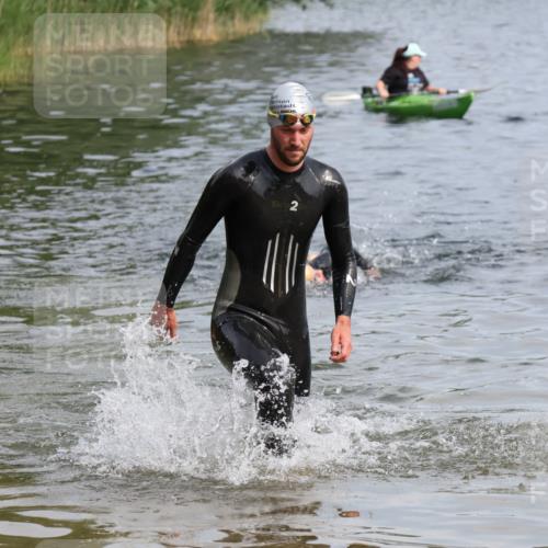 15.06.2025 - 27. Vierlanden-Triathlon Lena Gebhardt http://msf.ph/oto/8049342 15.06.2025 09:52:53 Schwimmen 313, 328 meine-sportfotos.de