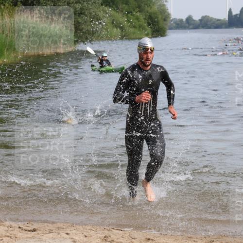 15.06.2025 - 27. Vierlanden-Triathlon Lena Gebhardt http://msf.ph/oto/8049354 15.06.2025 09:52:55 Schwimmen 328 meine-sportfotos.de