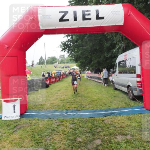21.06.2025 - 27. Vierlanden-Triathlon MichiJ http://msf.ph/oto/8049374 15.06.2026 14:25:07 Ziel 1246, 1306 meine-sportfotos.de