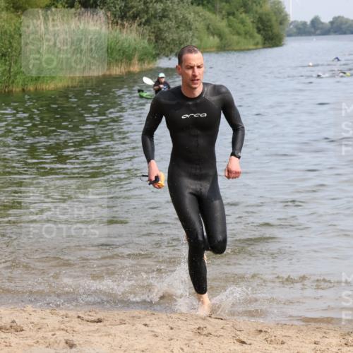 15.06.2025 - 27. Vierlanden-Triathlon Lena Gebhardt http://msf.ph/oto/8049392 15.06.2025 09:53:06 Schwimmen 265, 328 meine-sportfotos.de