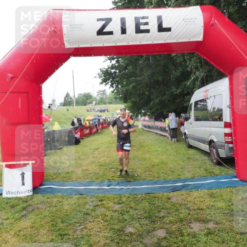21.06.2025 - 27. Vierlanden-Triathlon MichiJ http://msf.ph/oto/8049395 15.06.2026 14:25:08 Ziel 1246, 1306 meine-sportfotos.de