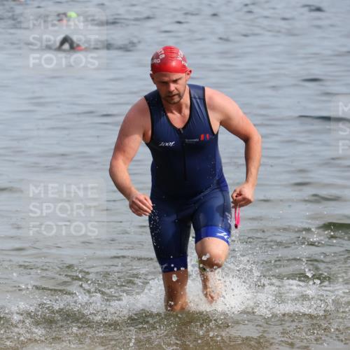 15.06.2025 - 27. Vierlanden-Triathlon Lena Gebhardt http://msf.ph/oto/8049405 15.06.2025 09:53:18 Schwimmen 304 meine-sportfotos.de