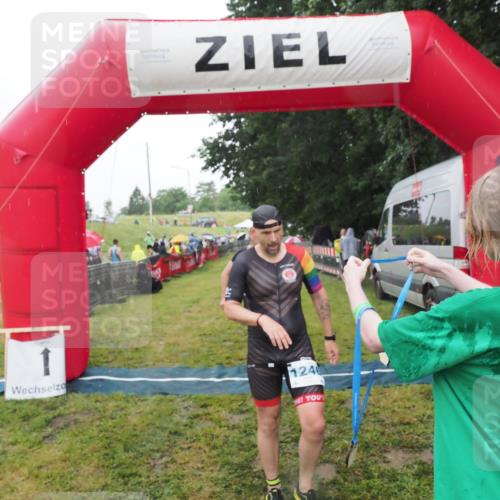 21.06.2025 - 27. Vierlanden-Triathlon MichiJ http://msf.ph/oto/8049415 15.06.2026 14:25:11 Ziel 1246, 1306 meine-sportfotos.de