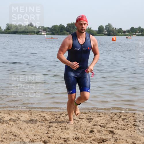 15.06.2025 - 27. Vierlanden-Triathlon Lena Gebhardt http://msf.ph/oto/8049425 15.06.2025 09:53:22 Schwimmen 304 meine-sportfotos.de