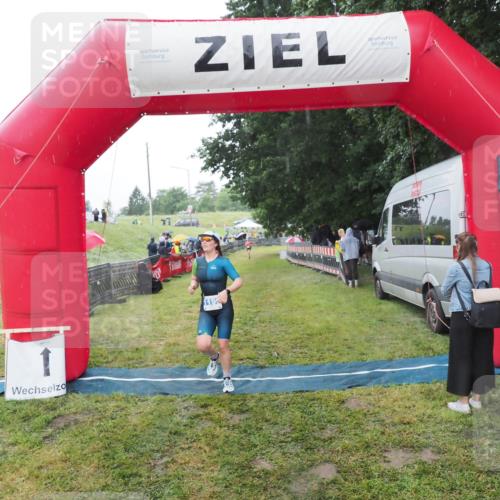 21.06.2025 - 27. Vierlanden-Triathlon MichiJ http://msf.ph/oto/8049453 15.06.2026 14:25:24 Ziel 1199 meine-sportfotos.de