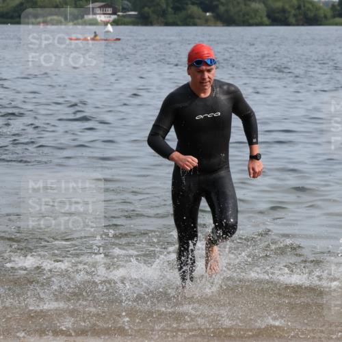 15.06.2025 - 27. Vierlanden-Triathlon Lena Gebhardt http://msf.ph/oto/8049454 15.06.2025 09:53:56 Schwimmen 267, 307 meine-sportfotos.de