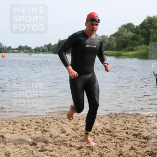15.06.2025 - 27. Vierlanden-Triathlon Lena Gebhardt http://msf.ph/oto/8049469 15.06.2025 09:53:58 Schwimmen 267, 307 meine-sportfotos.de