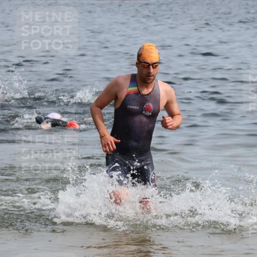 15.06.2025 - 27. Vierlanden-Triathlon Lena Gebhardt http://msf.ph/oto/8049478 15.06.2025 09:54:03 Schwimmen 267, 307, 356 meine-sportfotos.de