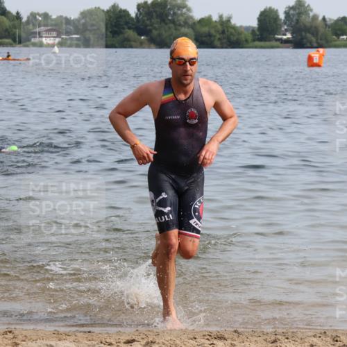 15.06.2025 - 27. Vierlanden-Triathlon Lena Gebhardt http://msf.ph/oto/8049487 15.06.2025 09:54:05 Schwimmen 267, 302, 307, 356 meine-sportfotos.de