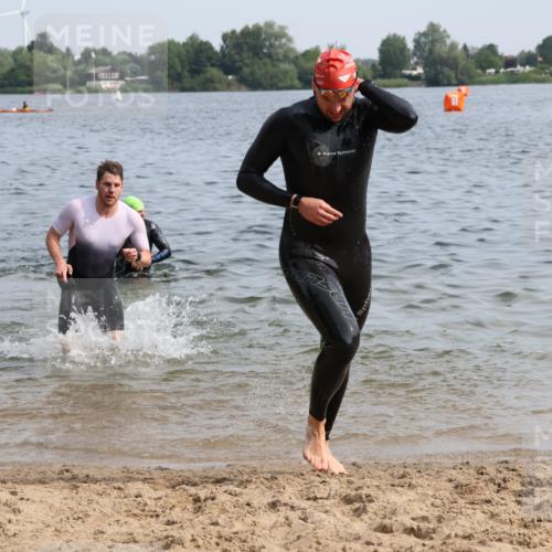15.06.2025 - 27. Vierlanden-Triathlon Lena Gebhardt http://msf.ph/oto/8049530 15.06.2025 09:54:13 Schwimmen 255, 261, 267, 302, 337, 342, 356 meine-sportfotos.de