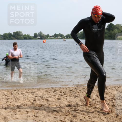 15.06.2025 - 27. Vierlanden-Triathlon Lena Gebhardt http://msf.ph/oto/8049539 15.06.2025 09:54:15 Schwimmen 253, 255, 261, 267, 302, 337, 342, 356 meine-sportfotos.de