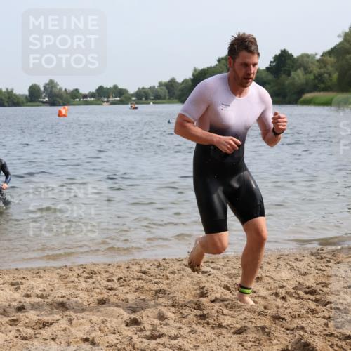 15.06.2025 - 27. Vierlanden-Triathlon Lena Gebhardt http://msf.ph/oto/8049549 15.06.2025 09:54:17 Schwimmen 253, 255, 261, 302, 337, 342, 356 meine-sportfotos.de