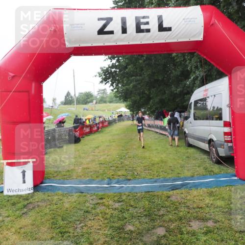 21.06.2025 - 27. Vierlanden-Triathlon MichiJ http://msf.ph/oto/8049567 15.06.2026 14:26:38 Ziel 1316 meine-sportfotos.de