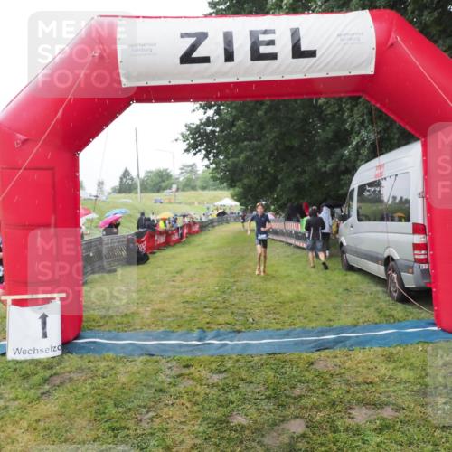 21.06.2025 - 27. Vierlanden-Triathlon MichiJ http://msf.ph/oto/8049571 15.06.2026 14:26:39 Ziel 1316 meine-sportfotos.de