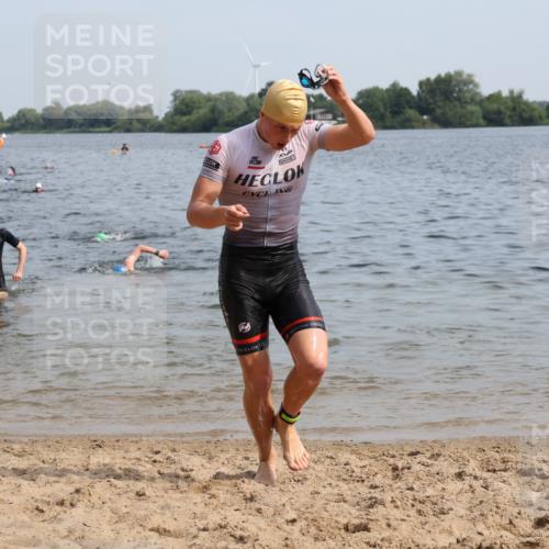 15.06.2025 - 27. Vierlanden-Triathlon Lena Gebhardt http://msf.ph/oto/8049596 15.06.2025 09:54:28 Schwimmen 253, 255, 261, 262, 318, 342, 354 meine-sportfotos.de