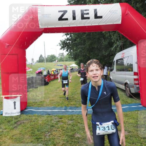 21.06.2025 - 27. Vierlanden-Triathlon MichiJ http://msf.ph/oto/8049597 15.06.2026 14:26:48 Ziel 1298, 1304 meine-sportfotos.de