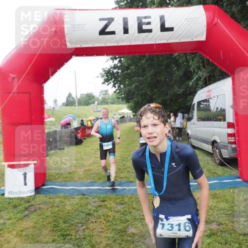 21.06.2025 - 27. Vierlanden-Triathlon MichiJ http://msf.ph/oto/8049604 15.06.2026 14:26:49 Ziel 1298, 1304 meine-sportfotos.de