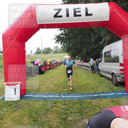21.06.2025 - 27. Vierlanden-Triathlon MichiJ http://msf.ph/oto/8049647 15.06.2026 14:27:13 Ziel 1256, 1305 meine-sportfotos.de