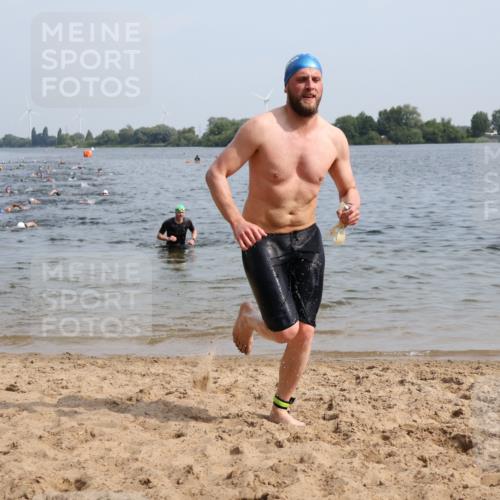 15.06.2025 - 27. Vierlanden-Triathlon Lena Gebhardt http://msf.ph/oto/8049648 15.06.2025 09:54:40 Schwimmen 262, 294, 297, 318 meine-sportfotos.de