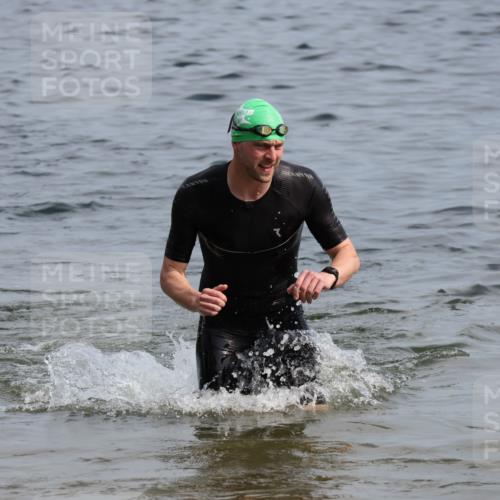 15.06.2025 - 27. Vierlanden-Triathlon Lena Gebhardt http://msf.ph/oto/8049657 15.06.2025 09:54:43 Schwimmen 262, 294, 297, 319, 361 meine-sportfotos.de