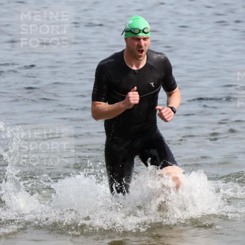15.06.2025 - 27. Vierlanden-Triathlon Lena Gebhardt http://msf.ph/oto/8049661 15.06.2025 09:54:44 Schwimmen 262, 294, 297, 319, 361 meine-sportfotos.de