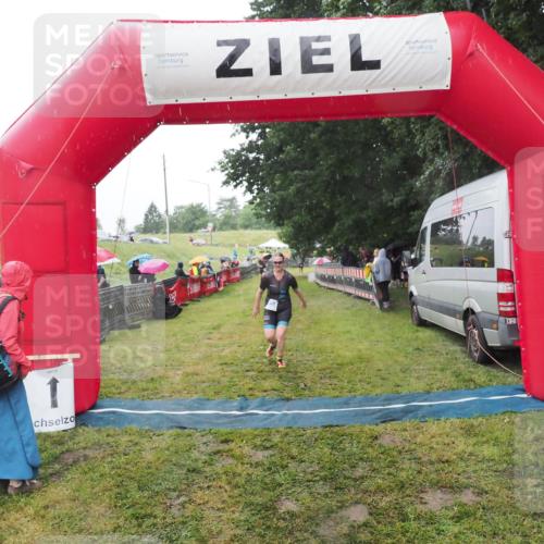 21.06.2025 - 27. Vierlanden-Triathlon MichiJ http://msf.ph/oto/8049669 15.06.2026 14:27:26 Ziel 1224 meine-sportfotos.de