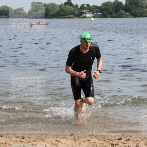 15.06.2025 - 27. Vierlanden-Triathlon Lena Gebhardt http://msf.ph/oto/8049670 15.06.2025 09:54:45 Schwimmen 262, 294, 297, 319, 361 meine-sportfotos.de