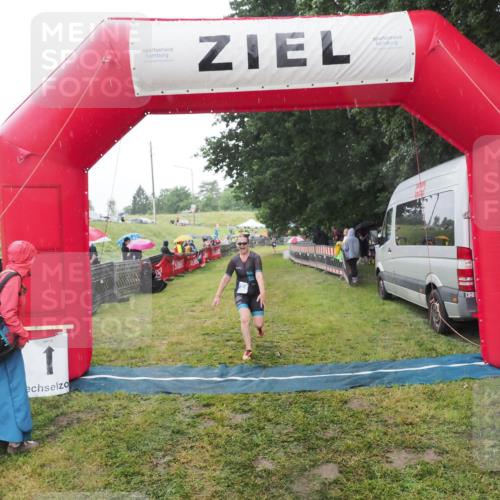 21.06.2025 - 27. Vierlanden-Triathlon MichiJ http://msf.ph/oto/8049675 15.06.2026 14:27:26 Ziel 1224 meine-sportfotos.de