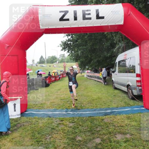 21.06.2025 - 27. Vierlanden-Triathlon MichiJ http://msf.ph/oto/8049679 15.06.2026 14:27:27 Ziel 1224 meine-sportfotos.de
