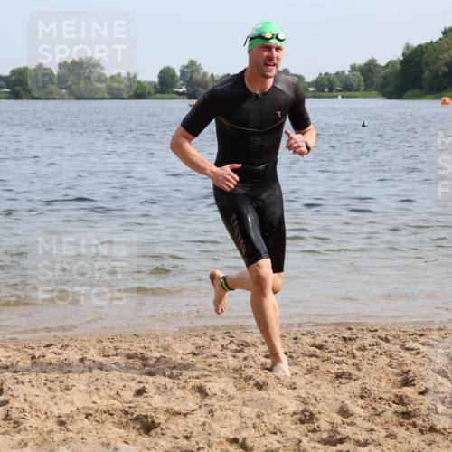 15.06.2025 - 27. Vierlanden-Triathlon Lena Gebhardt http://msf.ph/oto/8049680 15.06.2025 09:54:47 Schwimmen 294, 297, 319, 361 meine-sportfotos.de