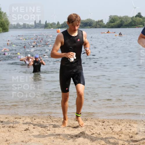 15.06.2025 - 27. Vierlanden-Triathlon Lena Gebhardt http://msf.ph/oto/8049714 15.06.2025 09:54:57 Schwimmen 319, 326, 336, 344, 361 meine-sportfotos.de