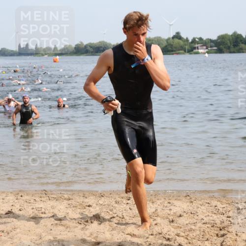 15.06.2025 - 27. Vierlanden-Triathlon Lena Gebhardt http://msf.ph/oto/8049718 15.06.2025 09:54:58 Schwimmen 319, 326, 336, 344, 361 meine-sportfotos.de