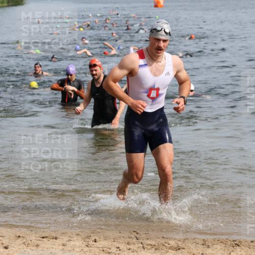 15.06.2025 - 27. Vierlanden-Triathlon Lena Gebhardt http://msf.ph/oto/8049753 15.06.2025 09:55:08 Schwimmen 299, 306, 311, 326, 336, 344 meine-sportfotos.de