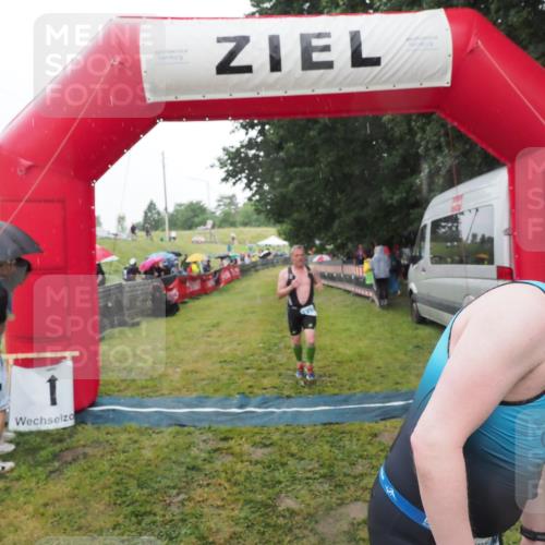 21.06.2025 - 27. Vierlanden-Triathlon MichiJ http://msf.ph/oto/8049805 15.06.2026 14:28:03 Ziel 1233 meine-sportfotos.de