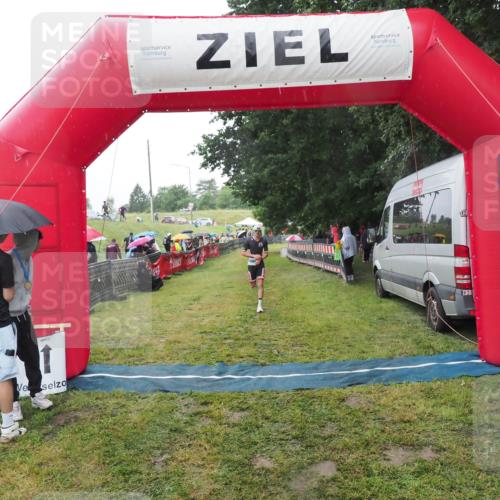 21.06.2025 - 27. Vierlanden-Triathlon MichiJ http://msf.ph/oto/8049821 15.06.2026 14:28:14 Ziel 1260 meine-sportfotos.de