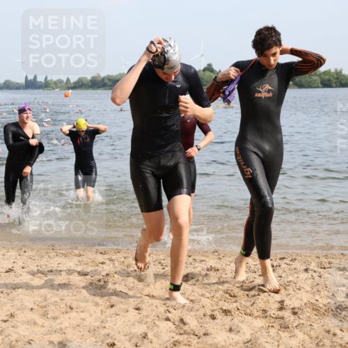 15.06.2025 - 27. Vierlanden-Triathlon Lena Gebhardt http://msf.ph/oto/8049828 15.06.2025 09:55:22 Schwimmen 272, 299, 306, 316, 327, 329, 335, 348, 353, 548 meine-sportfotos.de
