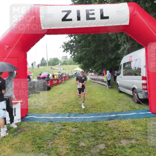 21.06.2025 - 27. Vierlanden-Triathlon MichiJ http://msf.ph/oto/8049834 15.06.2026 14:28:15 Ziel 1260 meine-sportfotos.de