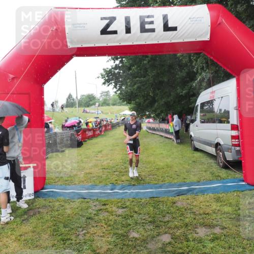 21.06.2025 - 27. Vierlanden-Triathlon MichiJ http://msf.ph/oto/8049836 15.06.2026 14:28:15 Ziel 1260 meine-sportfotos.de