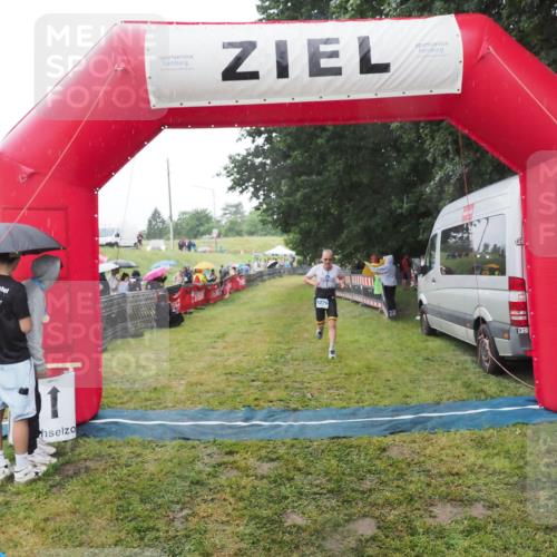 21.06.2025 - 27. Vierlanden-Triathlon MichiJ http://msf.ph/oto/8049863 15.06.2026 14:28:49 Ziel 1276 meine-sportfotos.de