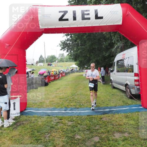 21.06.2025 - 27. Vierlanden-Triathlon MichiJ http://msf.ph/oto/8049880 15.06.2026 14:28:50 Ziel 1276 meine-sportfotos.de