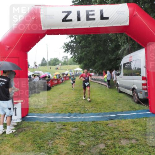 21.06.2025 - 27. Vierlanden-Triathlon MichiJ http://msf.ph/oto/8049888 15.06.2026 14:29:05 Ziel 1176, 1252 meine-sportfotos.de