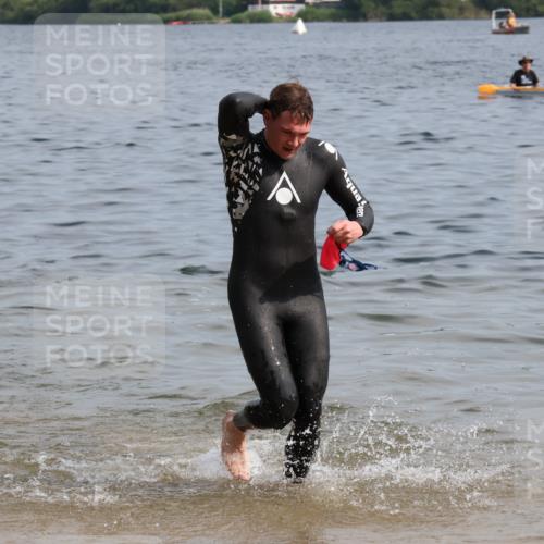 15.06.2025 - 27. Vierlanden-Triathlon Lena Gebhardt http://msf.ph/oto/8049891 15.06.2025 09:55:39 Schwimmen 272, 273, 300, 303, 329, 548 meine-sportfotos.de