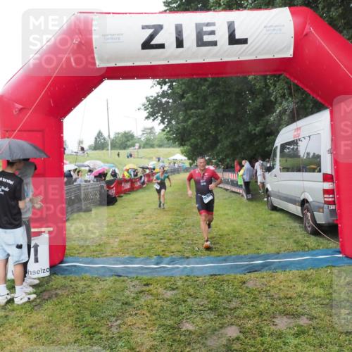 21.06.2025 - 27. Vierlanden-Triathlon MichiJ http://msf.ph/oto/8049896 15.06.2026 14:29:06 Ziel 1176, 1252 meine-sportfotos.de