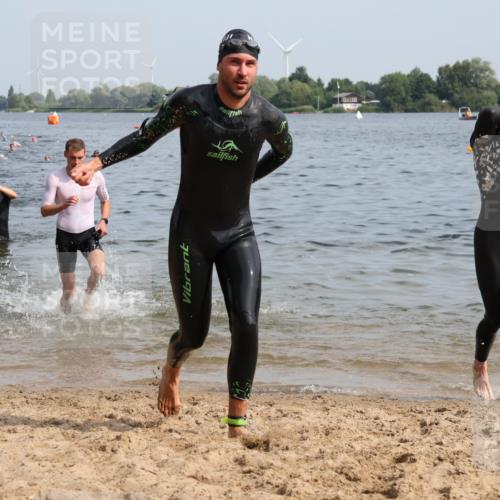 15.06.2025 - 27. Vierlanden-Triathlon Lena Gebhardt http://msf.ph/oto/8049897 15.06.2025 09:55:41 Schwimmen 272, 273, 280, 300, 303, 329, 331, 338, 548 meine-sportfotos.de