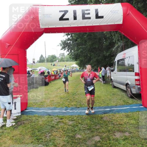 21.06.2025 - 27. Vierlanden-Triathlon MichiJ http://msf.ph/oto/8049907 15.06.2026 14:29:06 Ziel 1176, 1252 meine-sportfotos.de