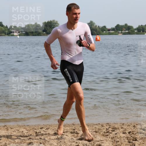 15.06.2025 - 27. Vierlanden-Triathlon Lena Gebhardt http://msf.ph/oto/8049908 15.06.2025 09:55:44 Schwimmen 273, 280, 283, 300, 303, 308, 322, 331, 338 meine-sportfotos.de