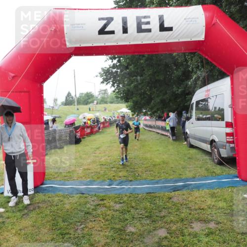 21.06.2025 - 27. Vierlanden-Triathlon MichiJ http://msf.ph/oto/8049941 15.06.2026 14:29:22 Ziel 1223, 1296 meine-sportfotos.de